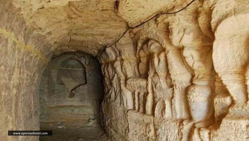 کنده کاری های داخل غار خربس قشم